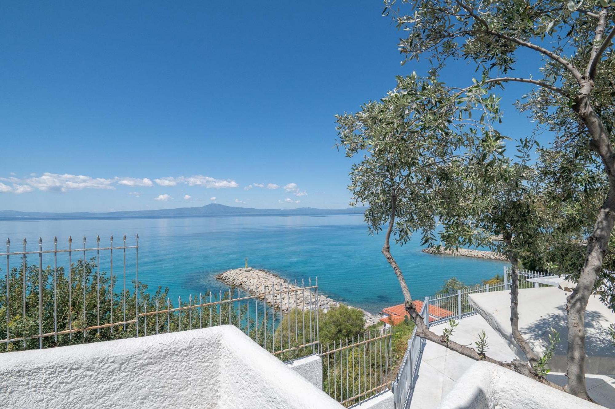 Pouletis Family Apartments - Akroyali Seaview Getaways Kalamata Bagian luar foto