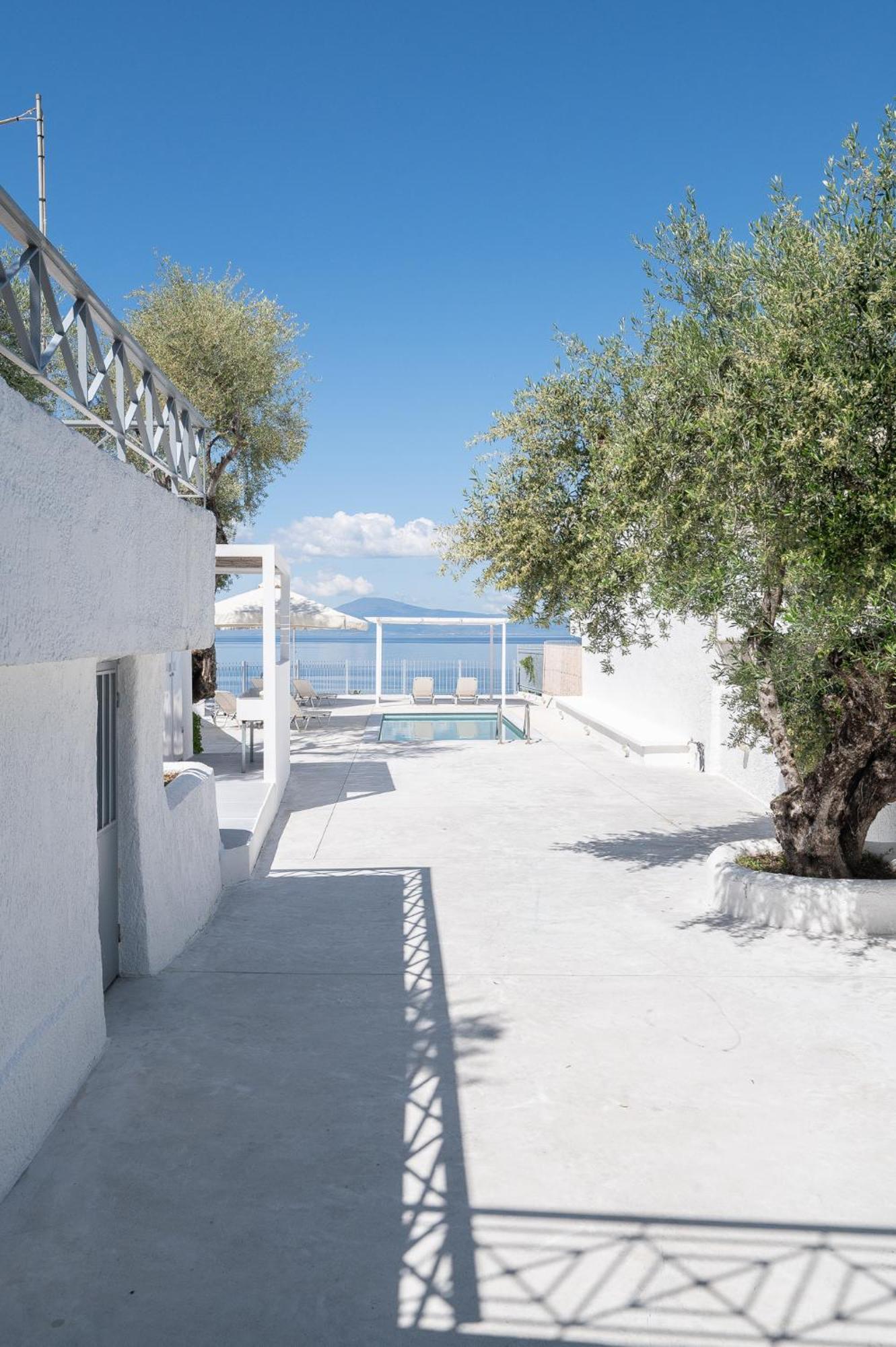 Pouletis Family Apartments - Akroyali Seaview Getaways Kalamata Bagian luar foto