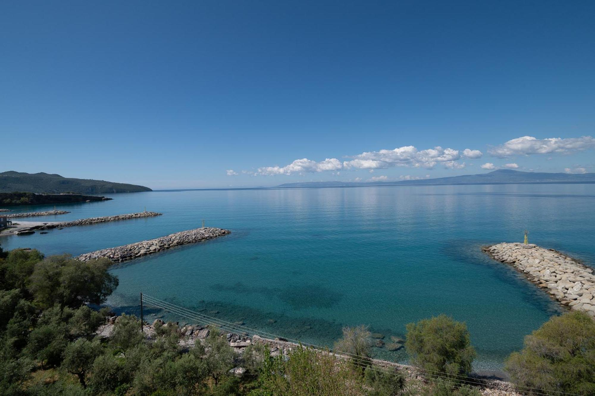 Pouletis Family Apartments - Akroyali Seaview Getaways Kalamata Bagian luar foto