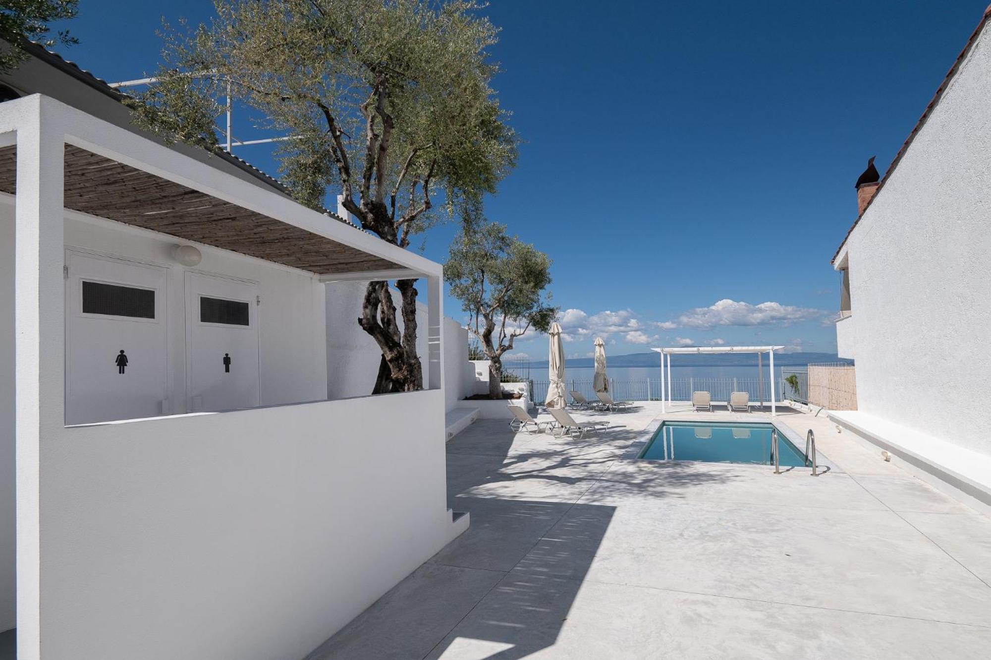 Pouletis Family Apartments - Akroyali Seaview Getaways Kalamata Bagian luar foto