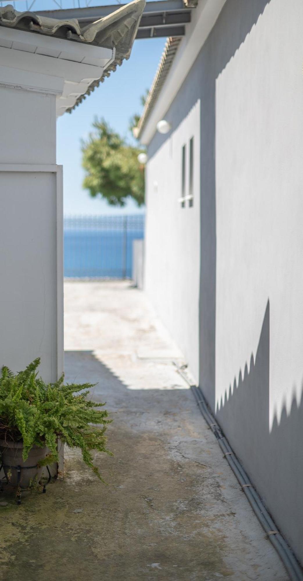 Pouletis Family Apartments - Akroyali Seaview Getaways Kalamata Bagian luar foto