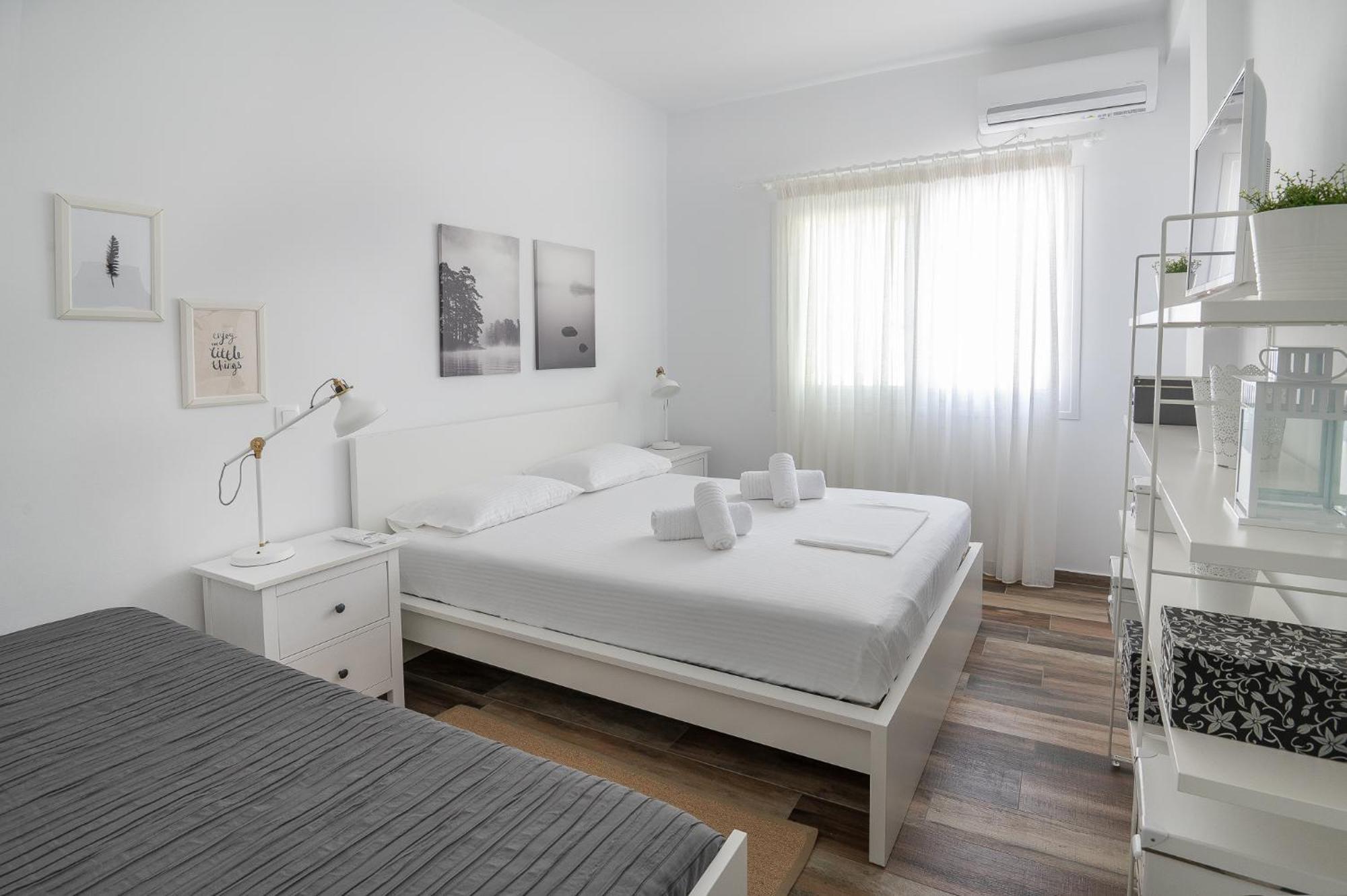 Pouletis Family Apartments - Akroyali Seaview Getaways Kalamata Bagian luar foto