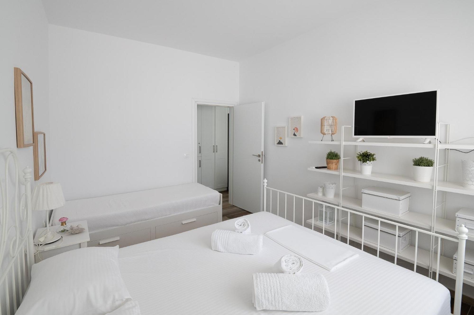 Pouletis Family Apartments - Akroyali Seaview Getaways Kalamata Bagian luar foto