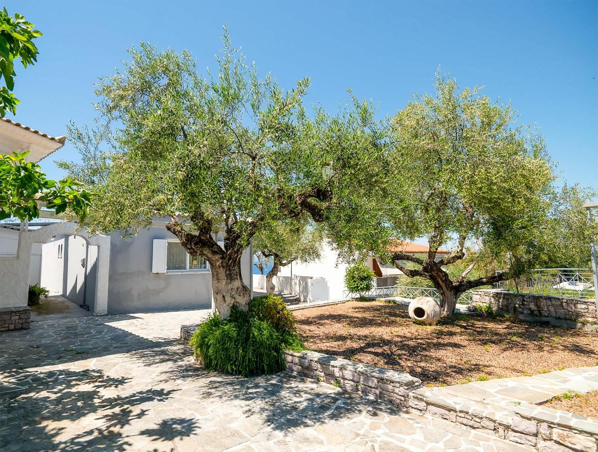 Pouletis Family Apartments - Akroyali Seaview Getaways Kalamata Bagian luar foto